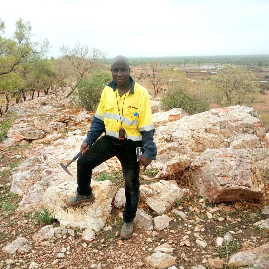 Géologue sur un affleurement · Mali, équipe TMS